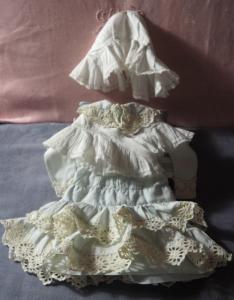 Robe ancienne pour poupée , fin 19 ème / 1900, avec cache-coeur et bonnet