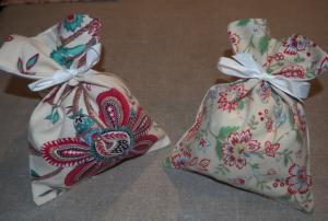 2 petites pochettes en tissus anciens pour emballage cadeau, herbes , lavande , etc .