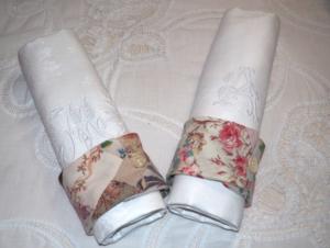 2 bracelets ou ronds de serviettes en tissus anciens