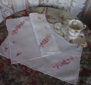2 napperons anciens ou sets de tables  brodés main de fleurs roses, déco shabby