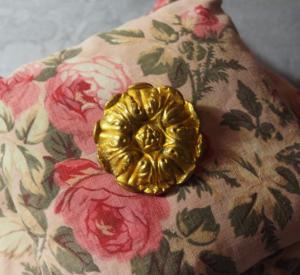 joli cache clou ancien en bronze , motif de fleur