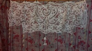 Un rideau ou cantonnière réalisé en dentelles anciennes, déco shabby, romantique