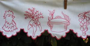 1 Jolie bordure étagère ancienne, brodée main, motifs rouges , cuisine ancienne, rideau ancien, cantonnière