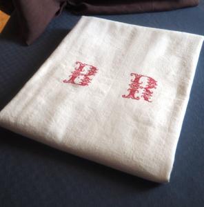 Grande nappe ancienne rustique avec un beau monogramme rouge BR , nappe de vendanges