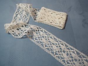 Large dentelle ancienne , dentelle aux fuseaux