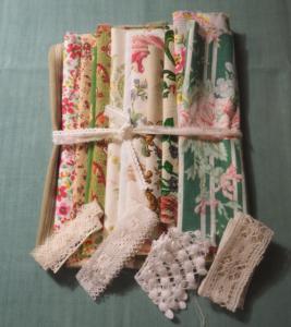 Un lot de tissus anciens pour créations et dentelles anciennes, patchwork , scrapbooking, livre textile