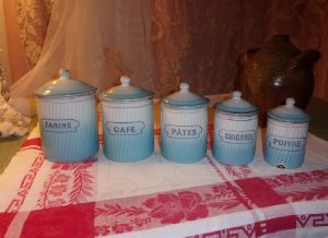 JOLIE SERIE DE POTS A EPICES ANCIENS .tôle émaillée, pots à épices