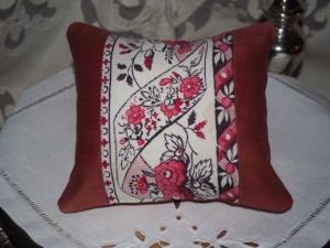  petit coussin porte-épingles, en tissus anciens ( indienne 19ème ) , ou coussin de porte, pique épingles