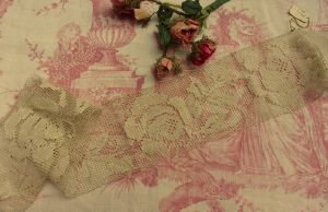 DENTELLE ANCIENNE . FILET NOUE ET REBRODE MAIN.. ROSES