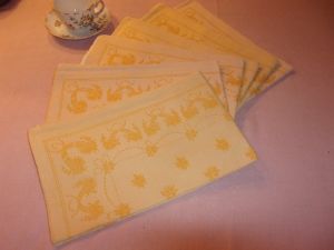 6 SERVIETTES ANCIENNES DAMASSEES / BEAUX MOTIFS