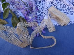  Dentelle ancienne, coloris écru,  1,90 mètre  /E//