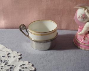 Jolie tasse ancienne en porcelaine et métal argenté