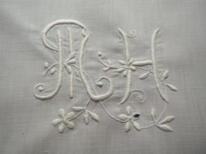 Joli monogramme ancien MH