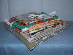 Un bon lot de tissus anciens ou vintage pour créations, patchwork, scrapbooking, customisation etc....    /E//