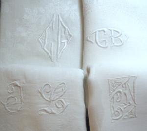lot de 4 monogrammes anciens sur serviettes en damassé