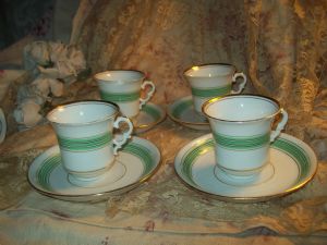  4 jolies tasses anciennes en porcelaine. 19 ème