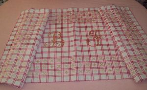 ancien grand dessus de meuble  brodé,, monogrammé BF, chemin de table, tissage rouge