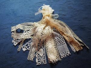 dentelles anciennes 4 mètres pour scrapbooking , créations, collages , livres textiles