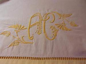    grand  monogramme ancien brodé, AC ,beau revers de drap ancien