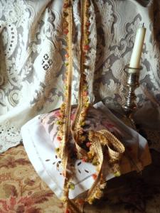 charmant petit galon ancien soyeux , raffiné, avec mini pompons