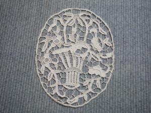 Grande incrustation ancienne en dentelle de Venise, panier de fleur