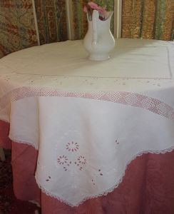  JOLIE NAPPE ANCIENNE DENTELLES ET BRODERIES MAIN   )))