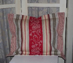 Grand coussin en tissus anciens