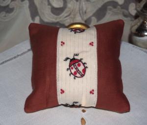  Charmant petit coussin porte-épingles, en tissu,  et broderies anciennes  , ou coussin de porte, coccinelle