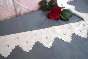 longue et belle bande festonnées ancienne , broderie main, 2,30 mètres