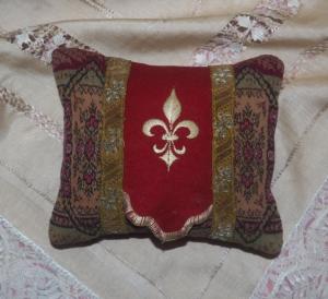 Petit coussin , tissus anciens 19ème, fleur de lys et cachemire