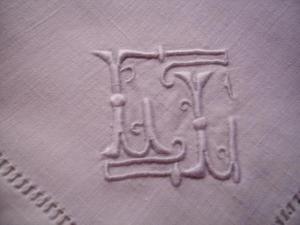   BEAU MONOGRAMME ANCIEN LL BRODE SUR SERVIETTE   )))