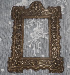Joli petit cadre ancien en laiton , riche décor et angelot, 19ème