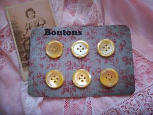 6 BOUTONS ANCIENS NACRE JAUNE