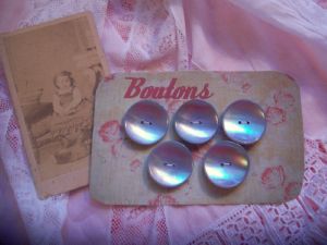 5 BOUTONS ANCIENS NACRE GRIS/BLEU CIEL