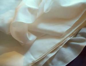  BEAU FIN TISSU ANCIEN . COTON BLANC.VENDU PAR DEUX METRES