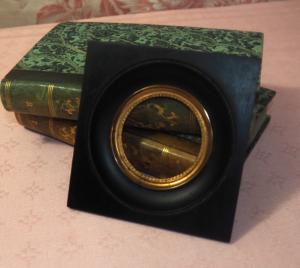 Joli petit cadre ancien 19ème, bois noirci et métal doré