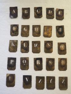 Lot de pochoirs anciens sur laiton, 19ème, alphabet
