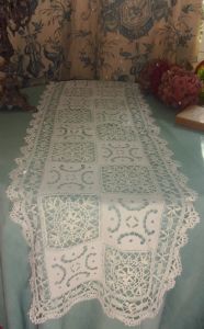 TRES LONG CHEMIN DE TABLE ANCIEN EN DENTELLE ET BRODERIE