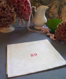 Fin monogramme BD sur grande et belle serviette ancienne