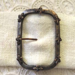 Grande boucle de ceinture ancien à motifs de fleurs de lys