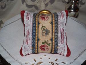 petit coussin porte-épingles, en tissu,  et broderies anciennes  , ou coussin de porte
