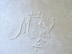 Joli monogramme ancien MV sur serviette