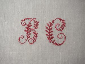 Fin monogramme ancien BC, point de croix , broderie rouge