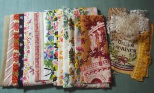 Un lot de tissus anciens pour créations et dentelles anciennes, patchwork , scrapbooking, livre textile