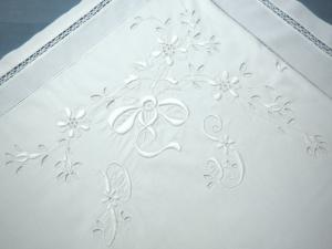 Grande taie ancienne avec une importante broderie et un monogramme PS