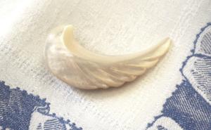 Belle broche ancienne en nacre ciselée, en forme d'aile