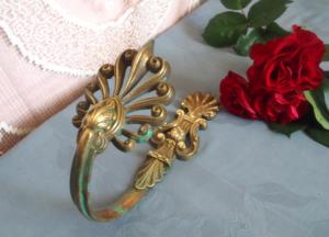 Belle et grande embrasse ancienne ou porte-embrasse , motifs de palmettes et de lyre, patère