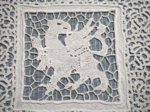 Jolie incrustation en dentelle main , dragon, dentelle à l'aiguille