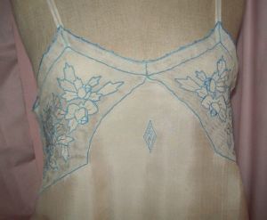 JOLIE CHEMISE ANCIENNE BRODEE TISSU SOYEUX.. ROSES. FLEURS