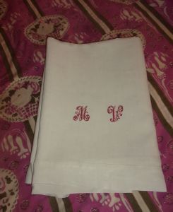 DRAP ANCIEN EN LIN  BELLE TOILE ....MV ( monogramme rouge )